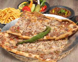 Kuşbaşılı Kaşarlı Pide